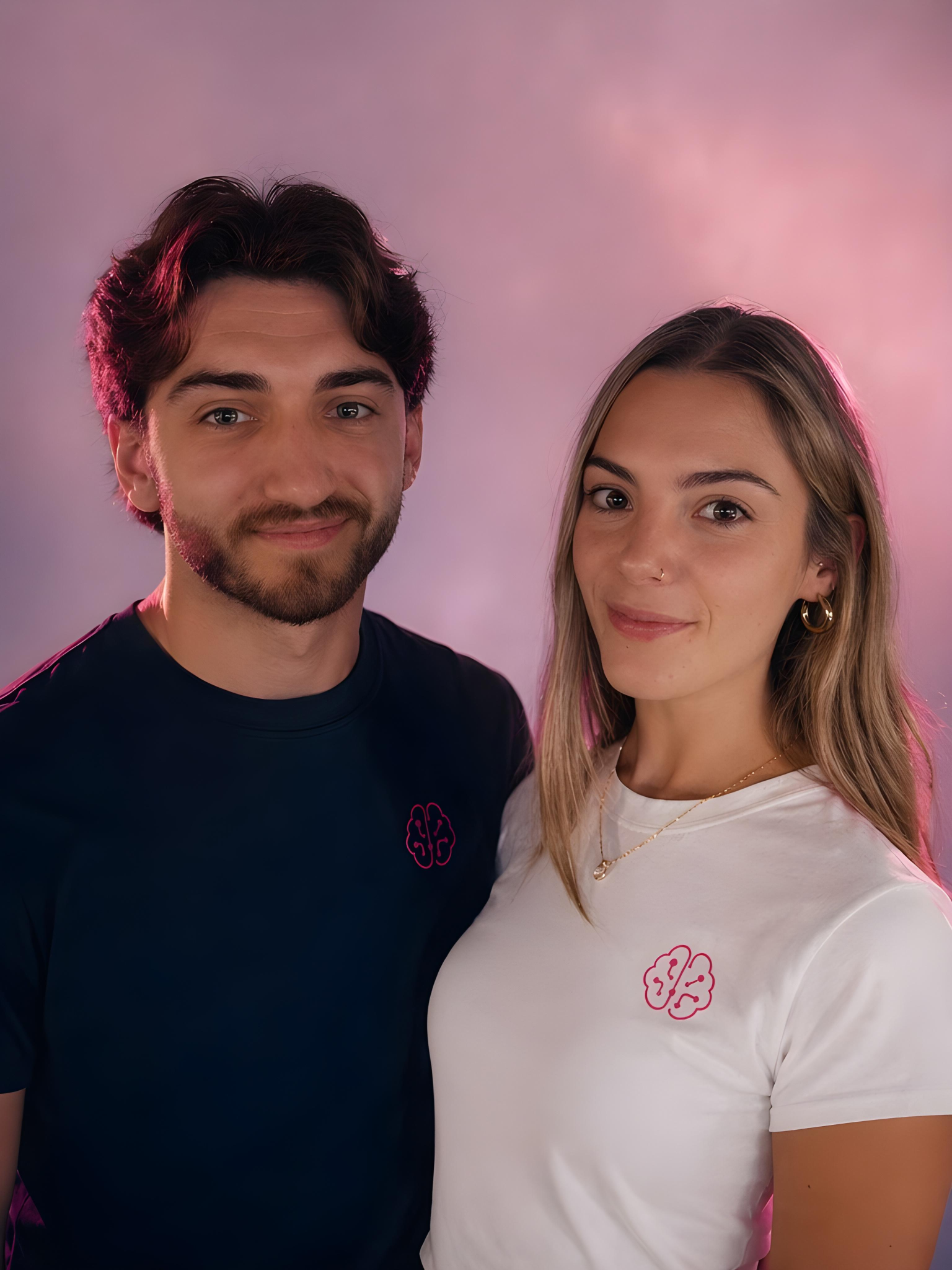 Juanjo y Olga con camisetas de AprenderIA